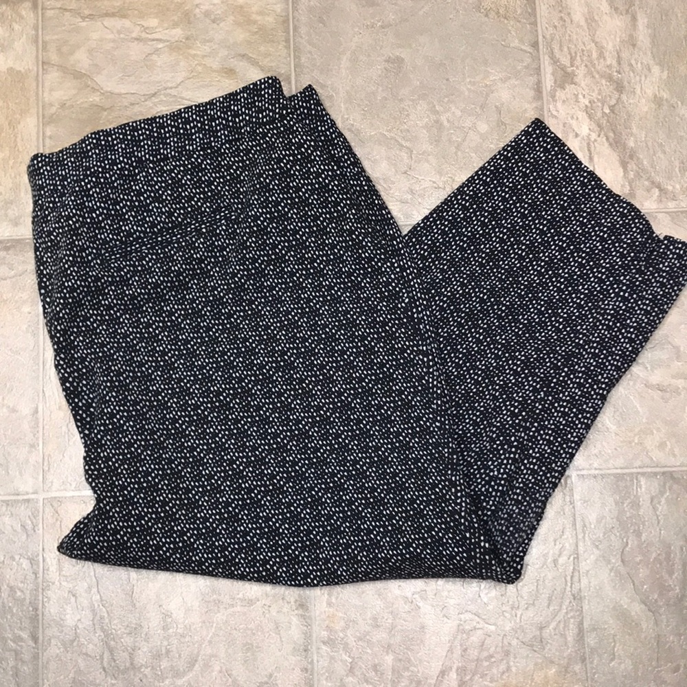 Lila Rose capris 22W. NWOT.